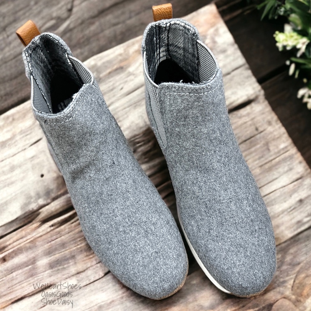 NIB BOC Born Kara Faux Wool Ankle Chelsea Boots Booties Grey Pull On - Picture 2 of 14